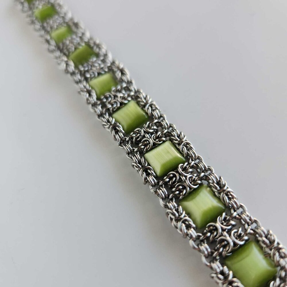 Vintage timeless green and silver chainmail square bracelet - Picture 2 of 12